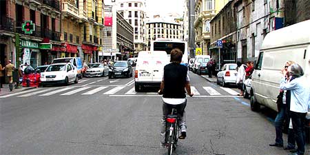 Rent a bike for free in Madrid. Photo by sindandune.