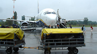 Unloading bags and loading passengers at the same time | EuroCheapo's ...