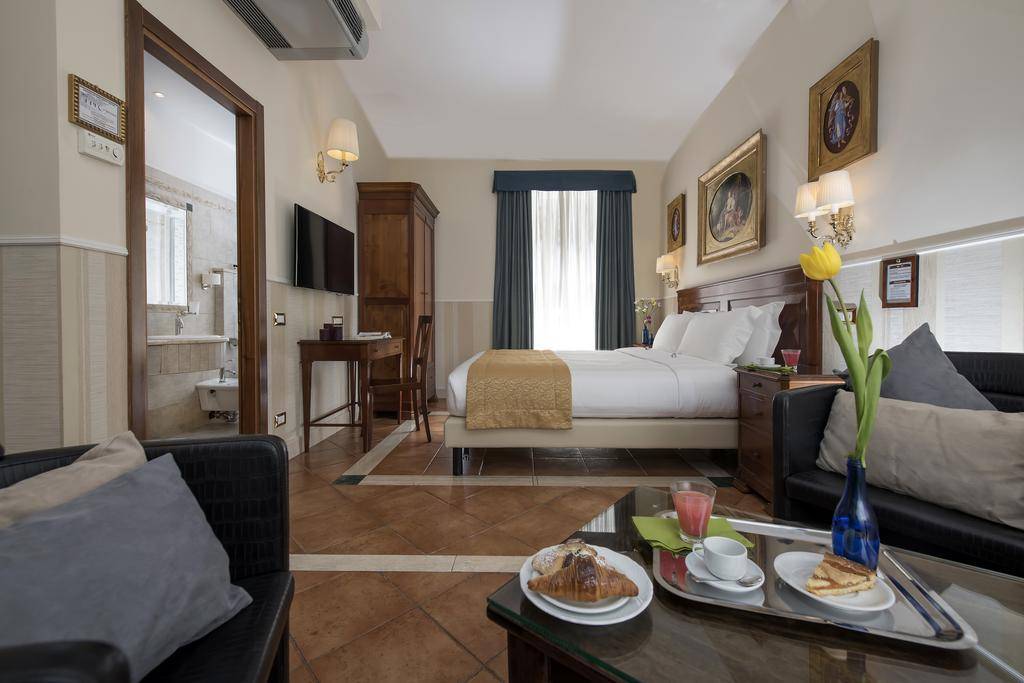 hotel room with gold and blue decor at Hotel des Artistes
